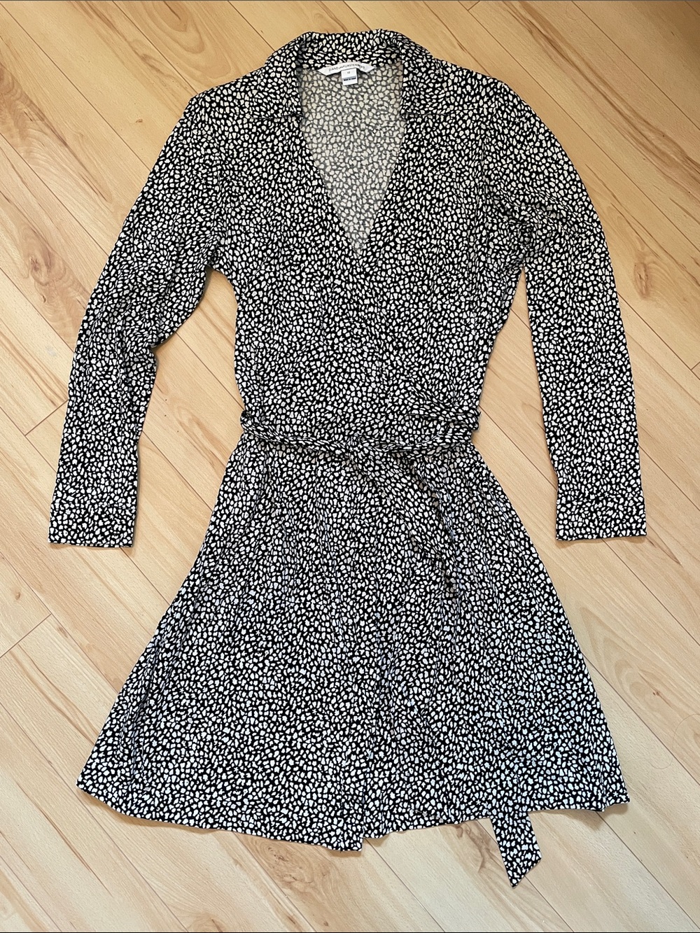 Diane Von Furstenberg Sz 12 Black and White Long Sleeve Iconic Wrap Dress